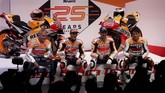 Dalam peluncuran yang digelar di Campus Repsol, Marc Marquez dan Jorge Lorenzo didampingi dua legenda Repsol Honda yang juga sukses merebut gelar juara dunia 500cc, Mick Doohan (kiri) dan Alex Criville (kanan). (REUTERS/Susana Vera)