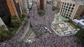 Ribuan warga Venezuela turun ke jalan untuk ikut serta dalam aksi protes anti-Nicolas Maduro yang dianggap tidak pantas duduk di kursi presiden karena berkuasa melalui pemilu tak sah. (Reuters/Adriana Loureiro)
