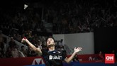 Setelah sempat kesulitan di awal gim pertama, Anthony Ginting mampu memenangkan pertandingan dengan skor 21-15 dan 21-12. (CNNIndonesia/Safir Makki)