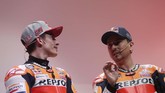 Marc Marquez melihat ke arah Jorge Lorenzo saat menjawab pertanyaan. Lorenzo menggantikan posisi Dani Pedrosa di Repsol Honda setelah kontraknya tidak diperpanjang Ducati. (REUTERS/Susana Vera)