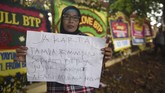 Sejumlah karangan bunga juga dikirimkan pendukung Basuki Tjahaja Purnama alias Ahok ke Mako Brimob untuk menyambut kebebasan Ahok. (ANTARA FOTO/Akbar Nugroho Gumay)