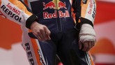 Tangan kiri Jorge Lorenzo terlihat masih dibebat dalam peluncuran tim usai menjalani operasi di Verona, Italia, karena mengalami cedera retak tulang. (REUTERS/Susana Vera)