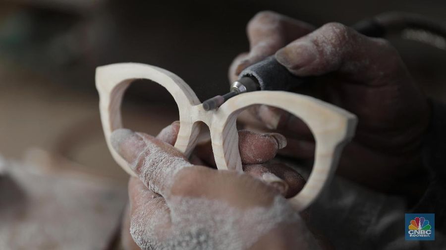 Kacamata kayu hasil buatannya dijual dengan harga Rp 200 ribu hingga Rp 500 ribu per buah.