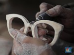 Inovatif, Pria Ini Ubah Limbah Kayu Jadi Kacamata Trendi