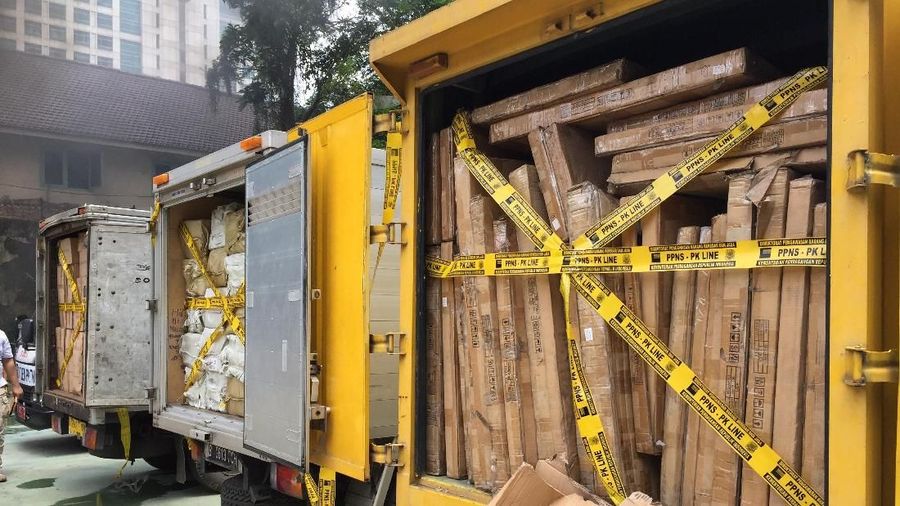 Total nilai produk yang melanggar ditaksir mencapai Rp 99 miliar dengan komposisi produk impor mayoritas berasal dari China.