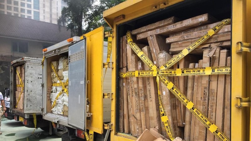 Total nilai produk yang melanggar ditaksir mencapai Rp 99 miliar dengan komposisi produk impor mayoritas berasal dari China.
