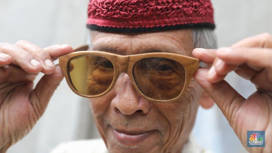 Kacamata kayu hasil buatannya dijual dengan harga Rp 200 ribu hingga Rp 500 ribu per buah.