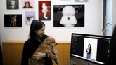 Mereka tak sendiri. Hal ini menyebabkan industri hewan peliharaan di Korsel pun booming. (REUTERS/Kim Hong-Ji)