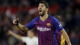Luis Suarez membangkitkan motivasi pemain-pemain Barcelona usai Sevilla mencetak gol kedua. (REUTERS/Marcelo del Pozo)