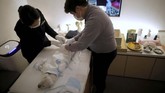 “Tekanan sosial di Korea Selatan sangat besar sehingga orang tua harus menyediakan sumber daya selama beberapa dekade, dari sekolah sampai bimbel,” kata Kang. (REUTERS/Kim Hong-Ji)