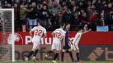 Wissam Ben Yedder membuat pendukung Sevilla di Stadion Ramon Sanchez Pizjuan semakin bersorak kencang berkat gol yang ia cetak pada menit ke-76. (REUTERS/Marcelo del Pozo)