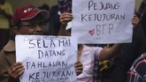 Ahoker, istilah untuk pendukung Basuki Tjahaja Purnama atau Ahok membawa sejumlah kertas karton berisi tulisan-tulisan untuk menyemangati Ahok. Di antaranya,