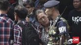 Ahoker sempat kecewa setelah mengetahui Basuki Tjahaja Purnama alias Ahok telah keluar dari Mako Brimob, Depok, sejak Kamis (24/1) pukul 07.30 WIB. Mereka tak melihat langsung Ahok bebas. (CNN Indonesia/Andry Novelino).