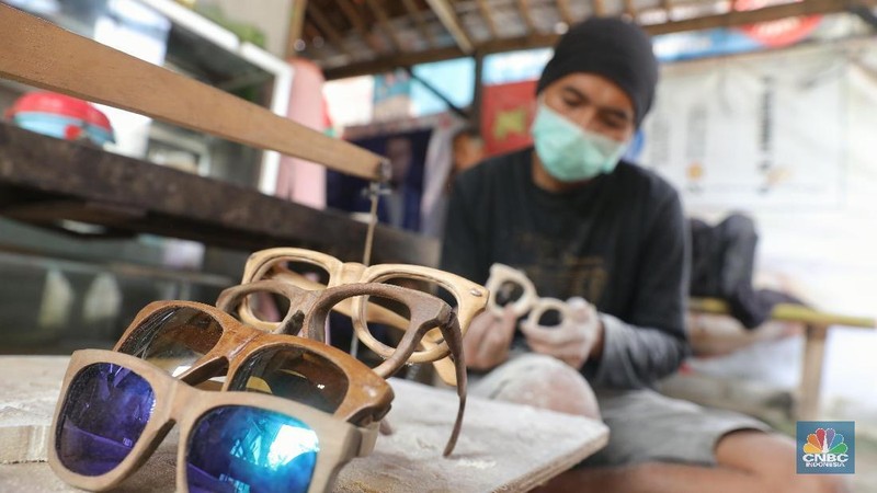 Kacamata kayu hasil buatannya dijual dengan harga Rp 200 ribu hingga Rp 500 ribu per buah.