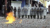Demonstrasi ini disebut-sebut sebagai bentrokan paling signifikan antara pemerintah dan oposisi setelah protes sebelumnya yang menewasan 125 orang antara April dan Juli 2017. (Reuters/Carlos Eduardo Ramirez)