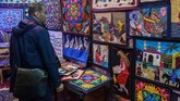 Peralihan ini membuat para perajin yang tersisa harus pintar-pintar mencari celah, seperti misalnya membuat sarung bantal. (Photo by Mohamed el-Shahed / AFP)