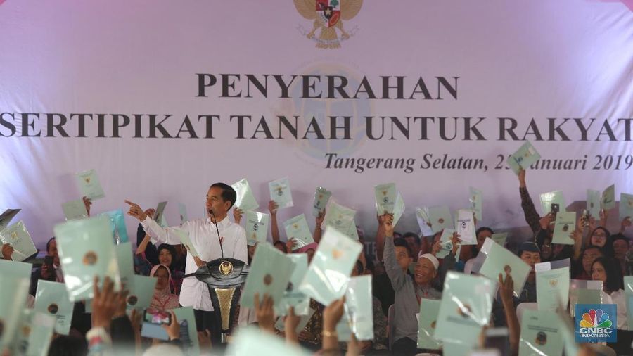 Presiden Joko Widodo memberikan sambutan saat memberikan sertifikat tanah bagi warga Tangerang Selatan di Lapangan Skadron 21 Sena Penerbad, Pondok Cabe, Tangerang Selatan, Jumat  (25/1/ 2019). pada kesempatan ini lebih dari 40.172  sertifikat tanah akan dibagikan oleh Presiden Jokowi. (CNBC Indonesia/Andrean Kristianto)