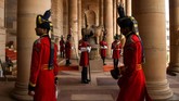 Dalam gladi resik sehari sebelum pergelaran, Jumat (25/1), pasukan elite tersebut terlihat mengenakan jubah merah dengan ikat pinggang keemasan dan kepala berbalut turban mewah. (AFP Photo/Chandan Khanna)