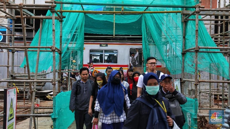 Dengan penutupan jalur 10 tersebut maka para pengguna jasa di Stasiun Manggarai yang akan menuju Depok/Bogor dilayani KRL di jalur 8, 5, dan 4.