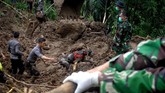 Petugas gabungan bersama anjing pelacak mencari korban yang tertimbun tanah longsor yang terjadi di Kecamatan Mamuju, Kabupaten Gowa, Sulawesi Selatan, Kamis (24/1). (ANTARA FOTO/Abriawan Abhe).
