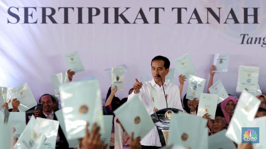 Presiden Joko Widodo (Jokowi) gencar membagikan sertifikat hak atas tanah di berbagai wilayah guna mengatasi persoalan sengketa lahan yang kerap terjadi.
