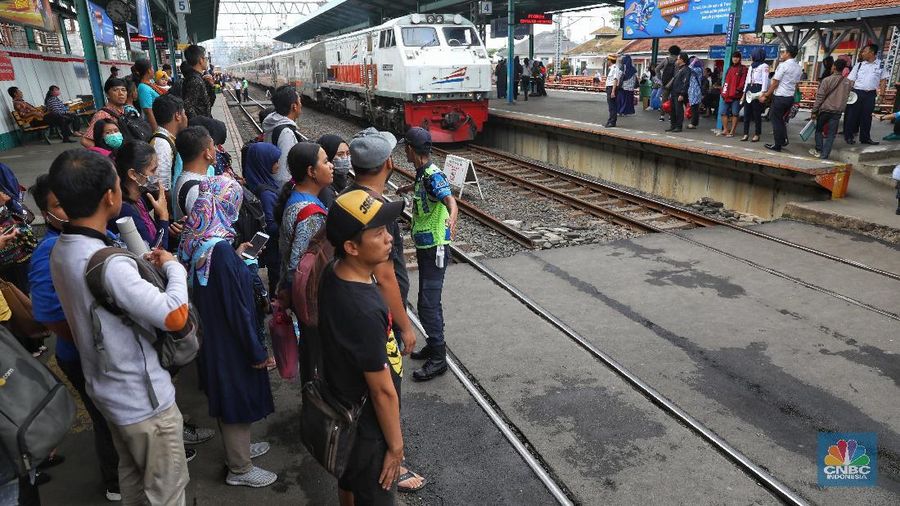 Rangkaian kereta Commuter Line di Stasiun Manggarai, Jakarta, Jumat (25/1/2019). PT. Kereta Commuter Indonesia (KCI) menutup jalur 10 Stasiun Manggarai tujuan Depok dan Bogor sejak 23 Januari - 8 Maret 2019.