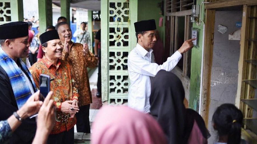 Bertahun-tahun hidup dengan andalkan listrik lavering, 11 ribu rumah di Bekasi kini dapat listrik gratis