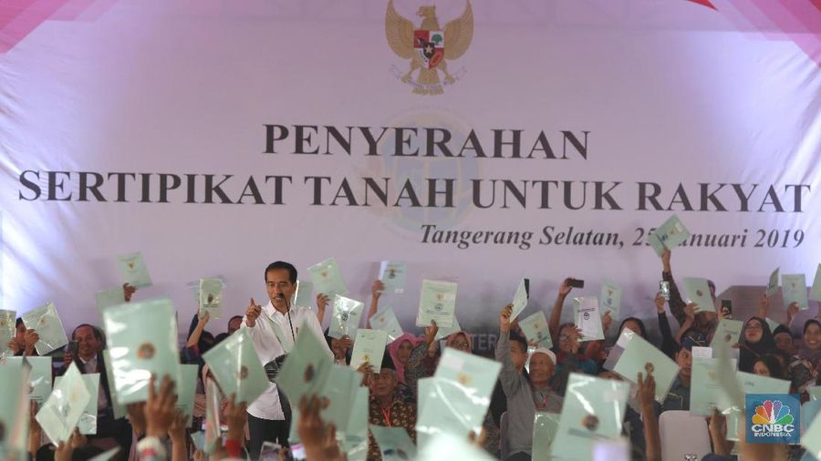 Presiden Joko Widodo memberikan sambutan saat memberikan sertifikat tanah bagi warga Tangerang Selatan di Lapangan Skadron 21 Sena Penerbad, Pondok Cabe, Tangerang Selatan, Jumat  (25/1/ 2019). pada kesempatan ini lebih dari 40.172  sertifikat tanah akan dibagikan oleh Presiden Jokowi. (վ/Andrean Kristianto)