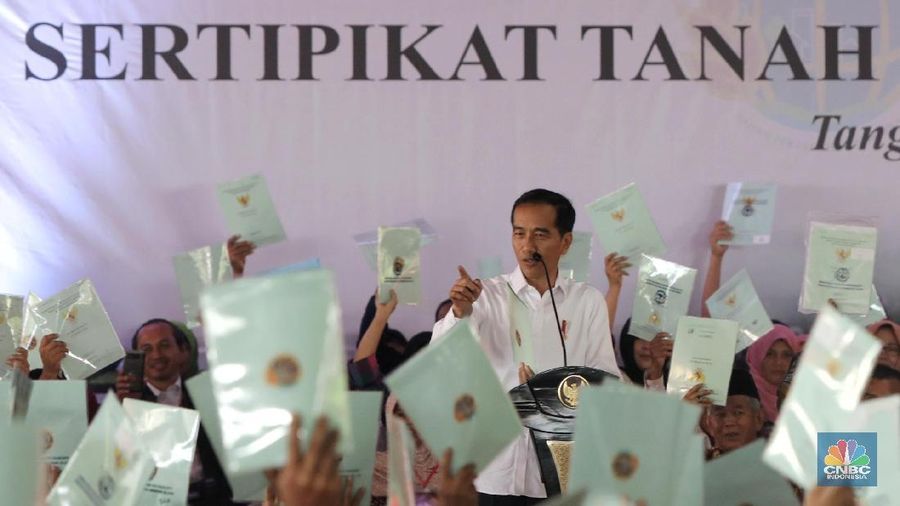 Presiden Joko Widodo memberikan sambutan saat memberikan sertifikat tanah bagi warga Tangerang Selatan di Lapangan Skadron 21 Sena Penerbad, Pondok Cabe, Tangerang Selatan, Jumat  (25/1/ 2019). pada kesempatan ini lebih dari 40.172  sertifikat tanah akan dibagikan oleh Presiden Jokowi. (CNBC Indonesia/Andrean Kristianto)