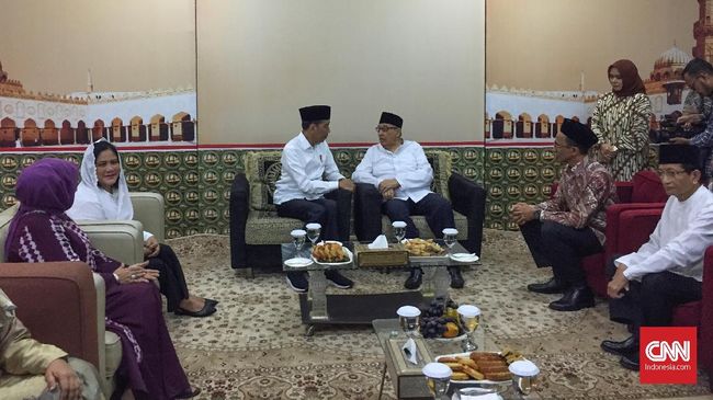 Keliling Bekasi, Jokowi Bagikan 204 Sertifikat Tanah Wakaf