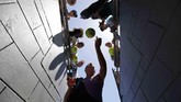 Petenis Latvia Anastasija Sevastova membubuhkan tanda tangan untuk para penggemar setelah ia menang melawan petenis China, Wang Qiang, di babak ketiga Australia Terbuka. (REUTERS/Kim Kyung-Hoon)