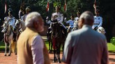 Selalu berada di belakang pejabat negara dalam kesehariannya, Pasukan Pengaawal Presiden India kini menjadi sorotan utama, menunjukkan kegagahannya dalam parade Hari Kemerdekaan. (AFP Photo/Chandan Khanna)