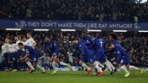 Para pemain Chelsea berlari setelah eksekusi penalti David Luiz berhasil membobol gawang Tottenham Hotspur. (Reuters/Matthew Childs)