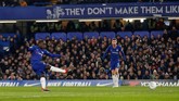 Gelandang internasional Prancis N'Golo Kante mencetak gol untuk Chelsea pada menit ke-27 melalui tendangan keras dari luar kotak penalti. (Reuters/Matthew Childs)