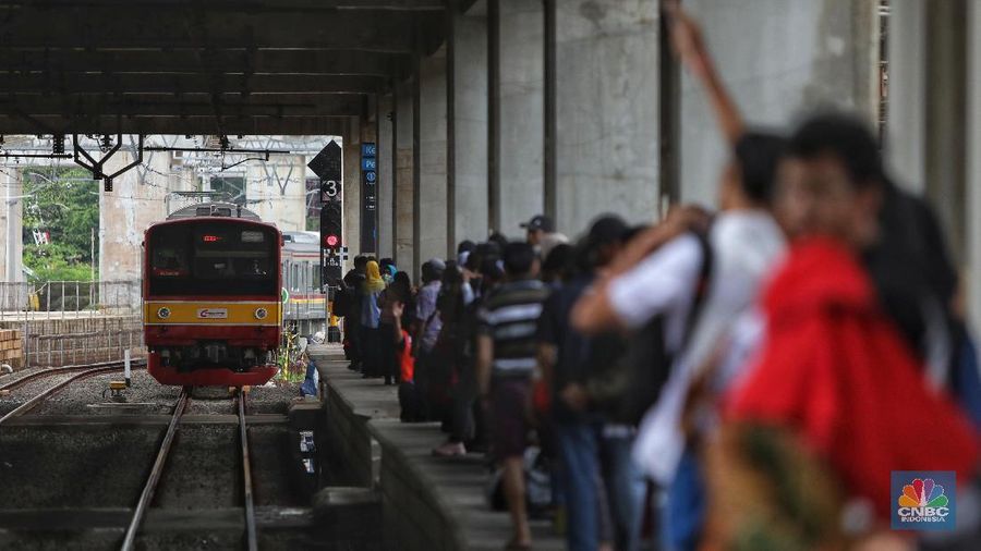 Rangkaian kereta Commuter Line di Stasiun Manggarai, Jakarta, Jumat (25/1/2019). PT. Kereta Commuter Indonesia (KCI) menutup jalur 10 Stasiun Manggarai tujuan Depok dan Bogor sejak 23 Januari - 8 Maret 2019.(CNBC Indonesia/AndreanKristianto )