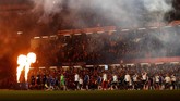 Para pemain Chelsea dan Tottenham Hotspur memasuki lapangan Stadion Stamford Bridge sebelum leg kedua semifinal Piala Liga Inggris. Tottenham menang 1-0 di leg pertama. (Reuters/Matthew Childs)