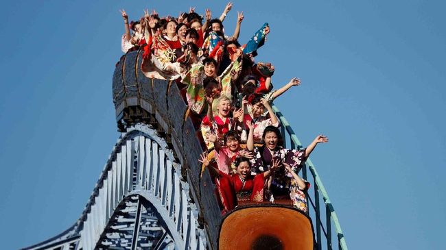 Deretan 'Roller Coaster' Berbentuk Paling Ajaib di Dunia