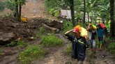 Warga mengangkat barangnya di sekitar rumah yang amblas akibat longsor yang terjadi di Kecamatan Mamuju, Kabupaten Gowa, Sulawesi Selatan, Kamis (24/1). (ANTARA FOTO/Abriawan Abhe).