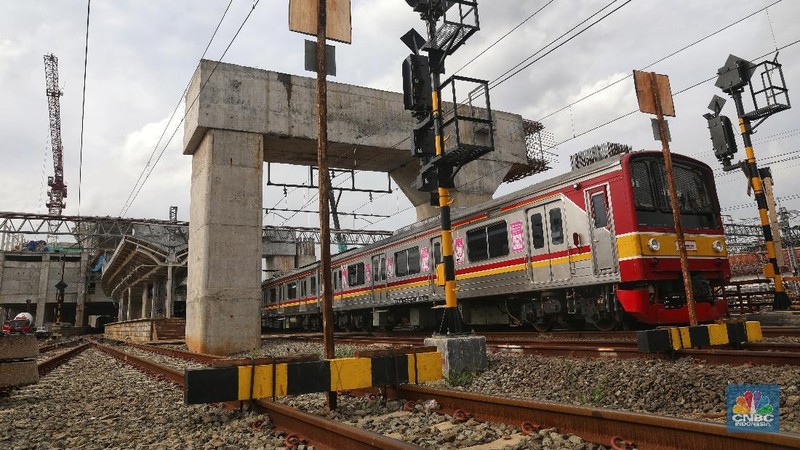 Dengan penutupan jalur 10 tersebut maka para pengguna jasa di Stasiun Manggarai yang akan menuju Depok/Bogor dilayani KRL di jalur 8, 5, dan 4.
