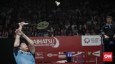 Kevin Sanjaya Sukamuljo coba melakukan pukulan saat menghadapi rekan senegara Wahyu Nayaka/Ade Yusuf. (CNNIndonesia/Safir Makki)