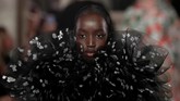 Valentino menghadirkan koleksi couture terbarunya dan digawangi oleh Pierpaolo Piccioli. (REUTERS/Benoit Tessier)