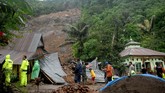 Seiring curah hujan yang tinggi sejak awal pekan ini, bencana banjir dan longsor terjadi di Kabupaten Gowa, Sulawesi Selatan. Sejumlah rumah dan masjid di Kecamatan Mamuju, Kabupaten Gowa ambles akibat longsor yang terjadi, Kamis (24/1). (ANTARA FOTO/Abriawan Abhe).