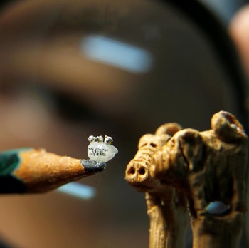 Seniman Ini Buat Miniatur Tiga Babi Seukuran Satu Butir Nasi