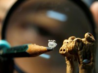 Seniman Ini Buat Miniatur Tiga Babi Seukuran Satu Butir Nasi