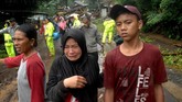 Keluarga korban menangis saat menyaksikan jenazah keluarganya dievakuasi yang menjadi korban yang tanah longsor yang terjadi di Kecamatan Mamuju, Kabupaten Gowa, Sulawesi Selatan, Kamis (24/1). (ANTARA FOTO/Abriawan Abhe).
