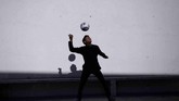 Seorang bocah laki-laki bermain dengan bola di suatu jalanan di Escobedo, area luar kota Monterrey, Meksiko. (REUTERS/Daniel Becerril)