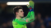 Kiper Chelsea Kepa Arrizabalaga merayakan sukses menggagalkan penalti Lucas Moura. Penyelamatan Kepa memastikan Chelsea lolos ke final Piala Liga. (REUTERS/Ian Walton)