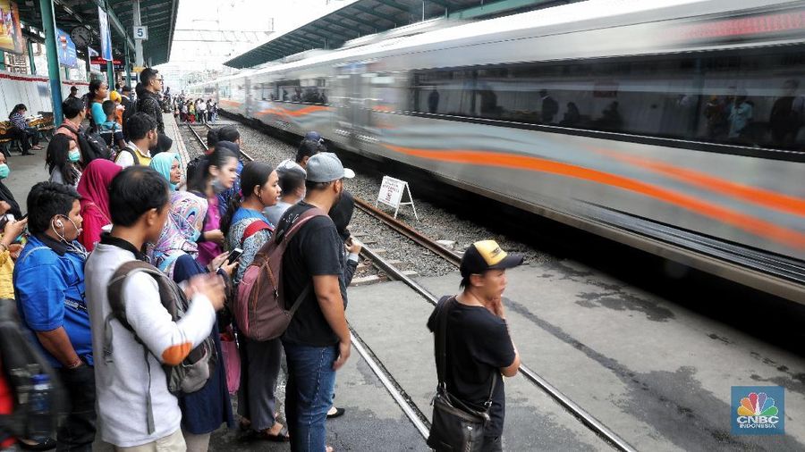 Rangkaian kereta Commuter Line di Stasiun Manggarai, Jakarta, Jumat (25/1/2019). PT. Kereta Commuter Indonesia (KCI) menutup jalur 10 Stasiun Manggarai tujuan Depok dan Bogor sejak 23 Januari - 8 Maret 2019.