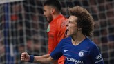 Chelsea akhirnya memastikan langkah ke final setelah eksekusi keempat yang dilakukan David Luiz membuahkan gol dan The Blues menang 4-2 dalam adu penalti. (REUTERS/Ian Walton)