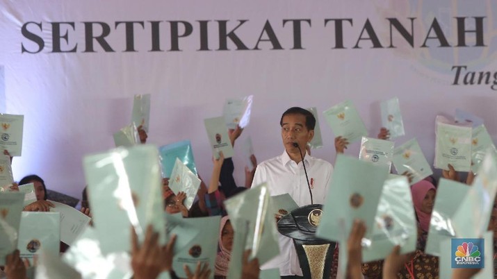 Presiden Joko Widodo memberikan sambutan saat memberikan sertifikat tanah bagi warga Tangerang Selatan di Lapangan Skadron 21 Sena Penerbad, Pondok Cabe, Tangerang Selatan, Jumat (25/1/ 2019). pada kesempatan ini lebih dari 40.172 sertifikat tanah akan dibagikan oleh Presiden Jokowi. (CNBC Indonesia/Andrean Kristianto)
